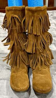 Minnetonka 3-Layer Fringe Suede Boots Dusty Brown Size 9 NWOB